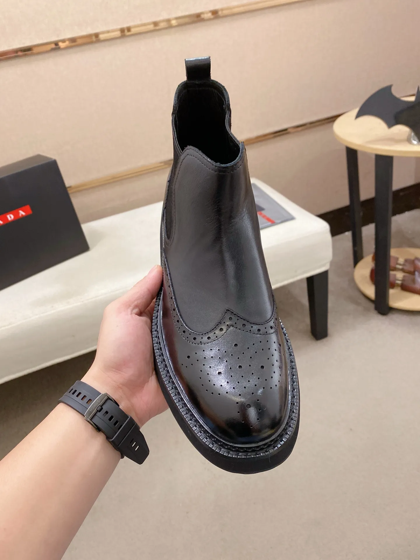 Factory price 760💰 Leather lining optional! 🍁🍁High-quality new PRADA counters are launched at the same time. The new men's shoes and 😘fabric are selected from imported lacquered first-layer cowhide and imported cowhide lining. 👍🏿 High-end ☄️ air-cushion molded anti-slip rubber outsole, exquisite lines, simple and elegant, comfortable and high-end for leisure travel. Code number: 38 to 45